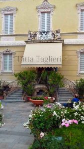 Ditta Taglieri - Tenda ingresso villa